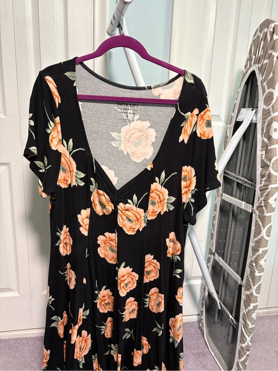 Torrid Curve Dresses & Skirts - Torrid Floral V-Neck Mini Dress in Black with Peach Roses Size 3x